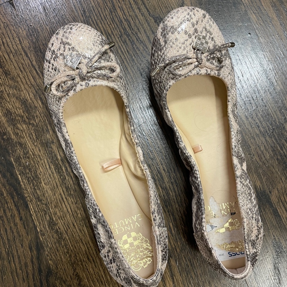 EUC Vince Camuto Women's Snake Print Ballet Flats - Tan